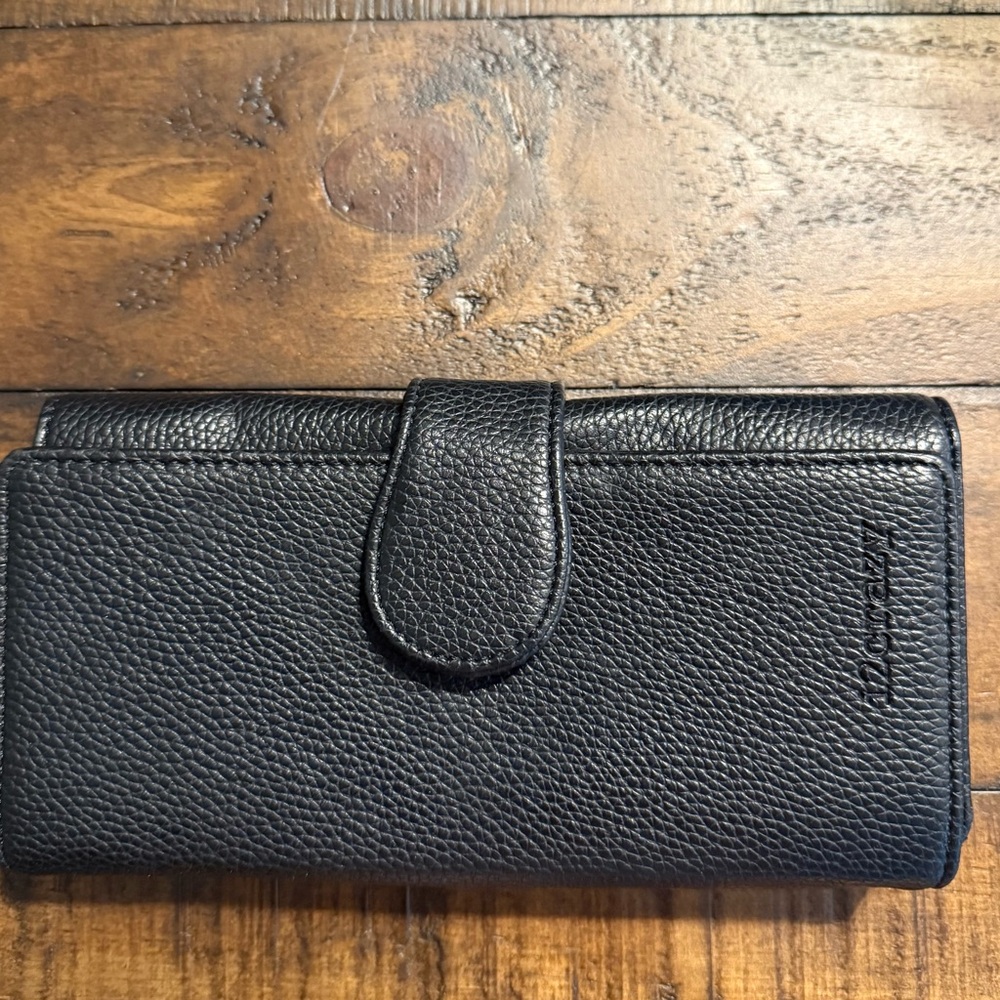 Pebbled Leather Snap Wallet in Black - Kenneth Cole